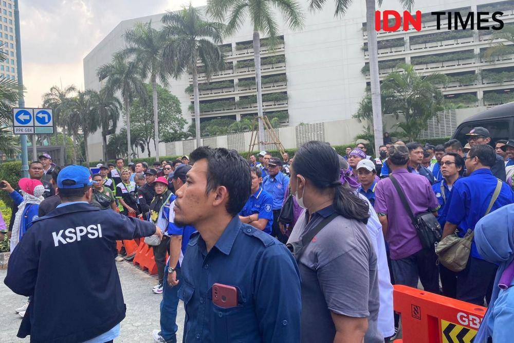 Konfederasi Serikat Pekerja Seluruh Indonesia (KSPSI) dan sejumlah serikat pekerja lainnya mewakili serikat pekerja Hotel Sultan mendatangi kantor Pusat Pengelolaan Komplek Gelora Bung Karno (PPKGBK), Senin (13/11/2023). (IDN Times/Vadhia Lidyana)