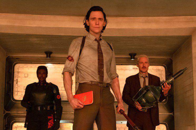 Tom Hiddleston (tengah) dalam serial Loki (dok. Marvel Studios/Loki)