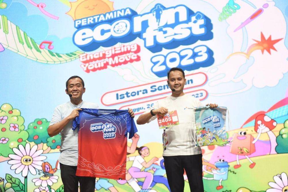 Corporate Secretary Pertamina Brahmantya S. Poerwadi bersama VP Corporate Communication Pertamina Fadjar Djoko Santoso menunjukkan Jersey Pertamina Eco Run saat acara Press Confrence “Pertamina Eco RunFest 2022 Energizing Your Move” yang diselenggarakan di M Bloc Space, Jakarta pada Selasa (14/11/2023). (Dok. Pertamina)