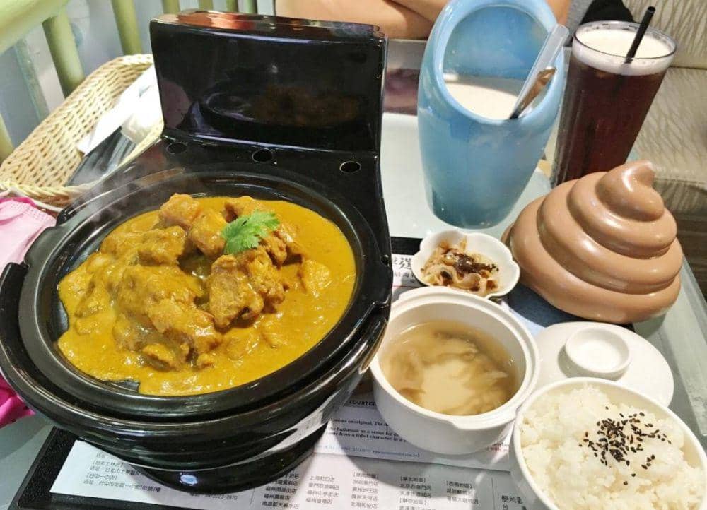 9 Penyajian Hidangan Kari Nyeleneh, Pakai Miniatur Toilet, dong!