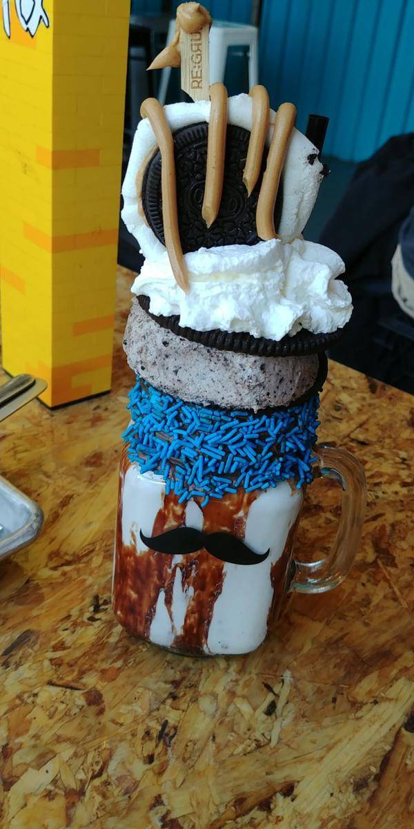 potret penyajian milkshake aneh (reddit.com/user/CanadianOldDutchOven)