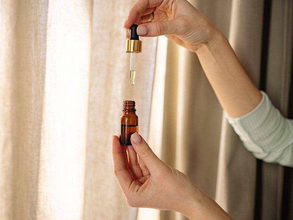ilustrasi sebotol serum vitamin c (pexels.com/Yan Krukau)