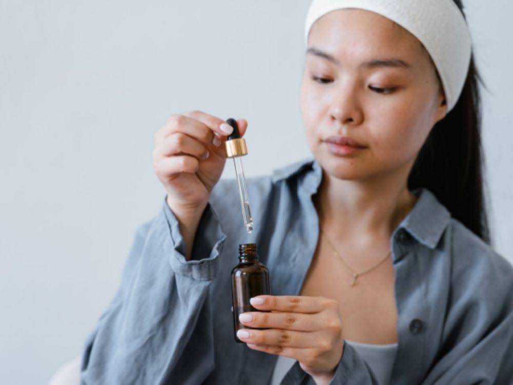 ilustrasi menggunakan serum vitamin c (pexels.com/MART PRODUCTION)