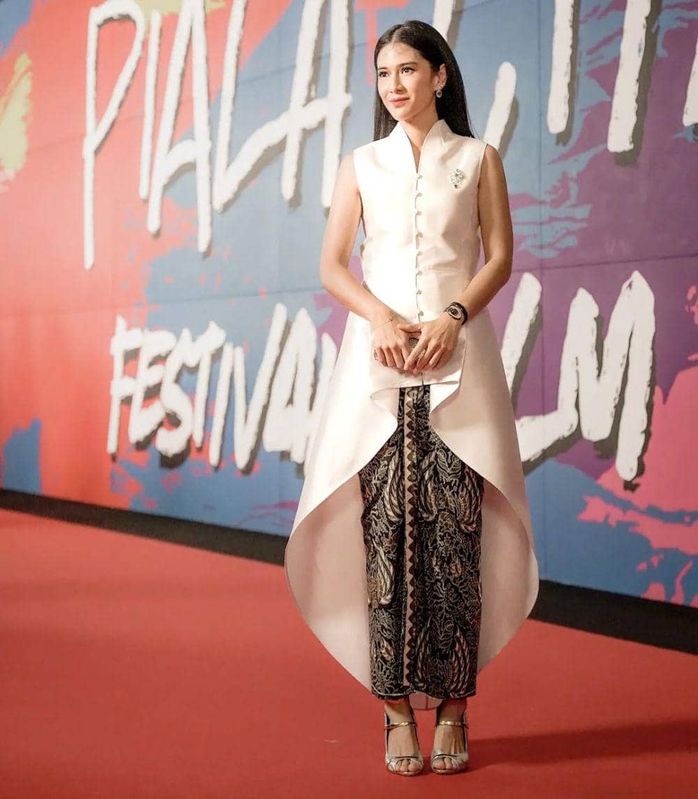 gaya Dian Sastrowardoyo pakai busana etnik modern (instagram.com/therealdisastr)