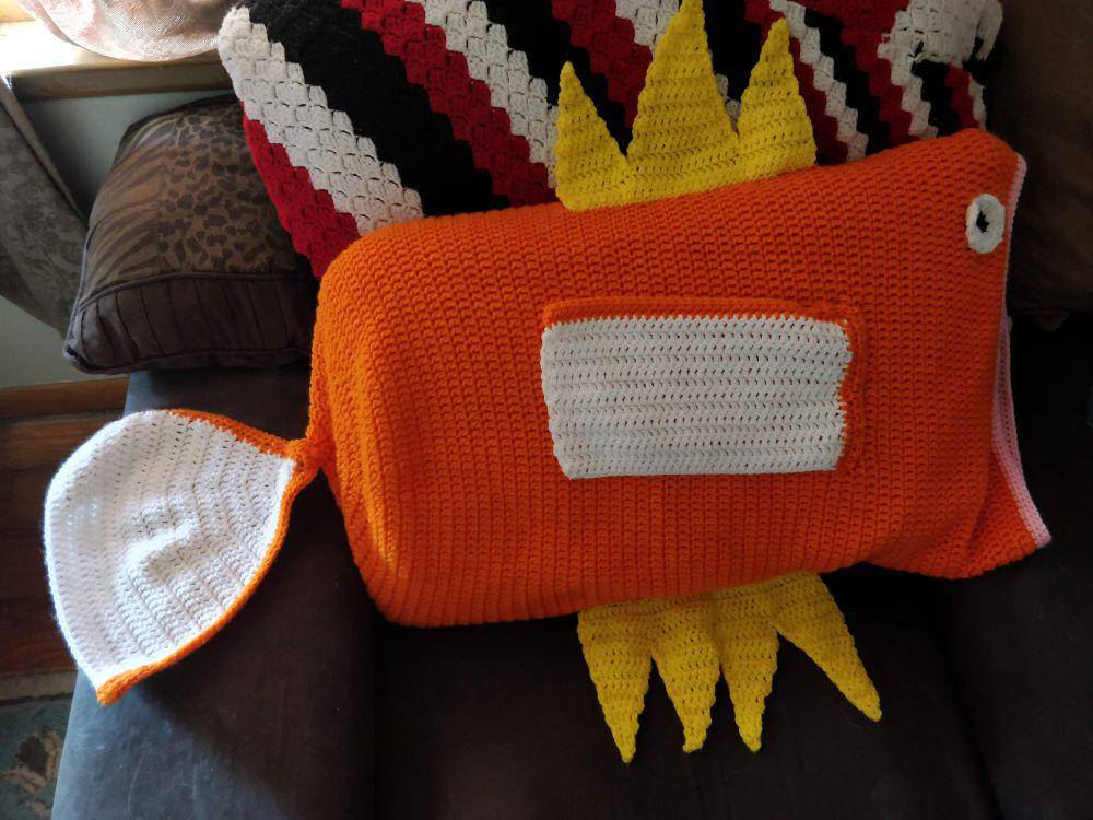 potret rajutan tangan desain Magikarp (reddit.com/user/Sharkhazard91)