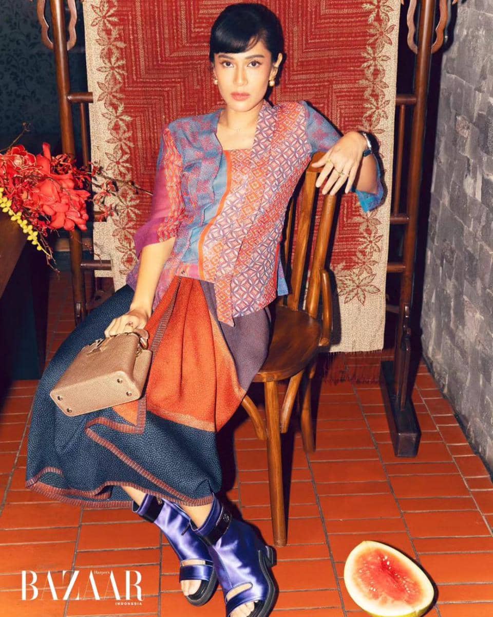 gaya Dian Sastrowardoyo pakai busana etnik modern (instagram.com/therealdisastr)