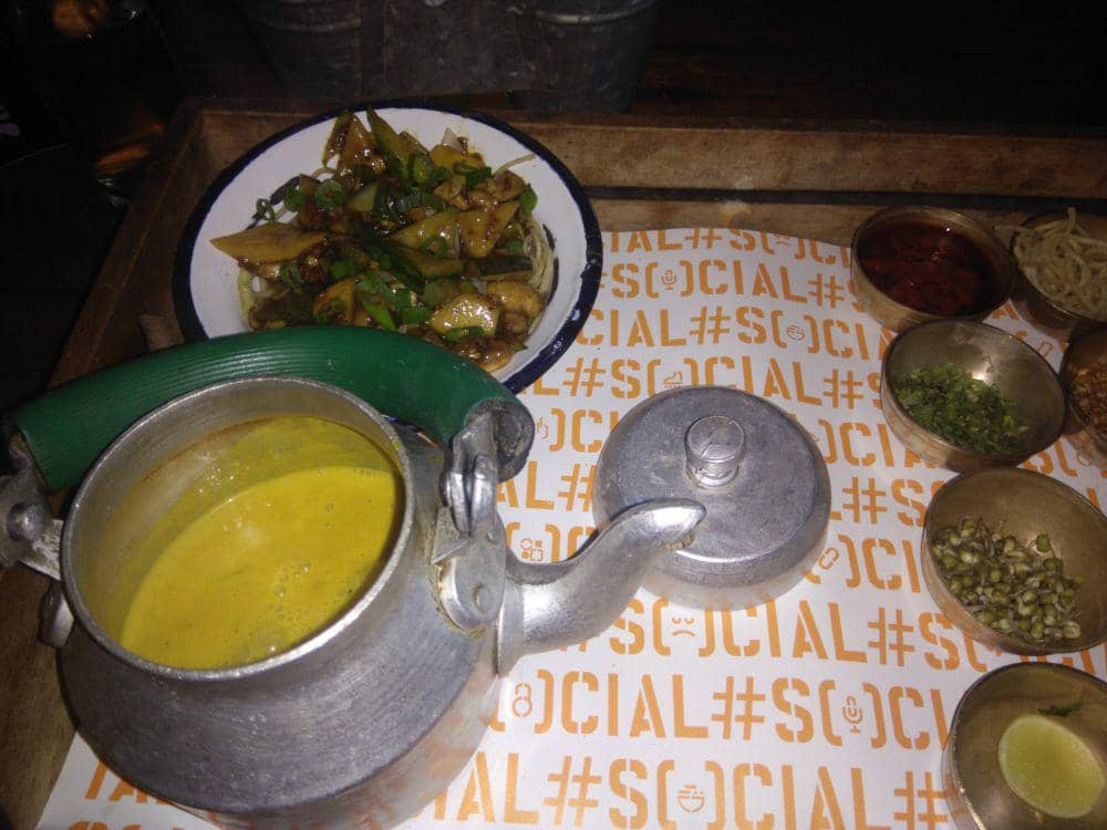 potret penyajian hidangan kari nyeleneh (reddit.com/user/vibhavp01)