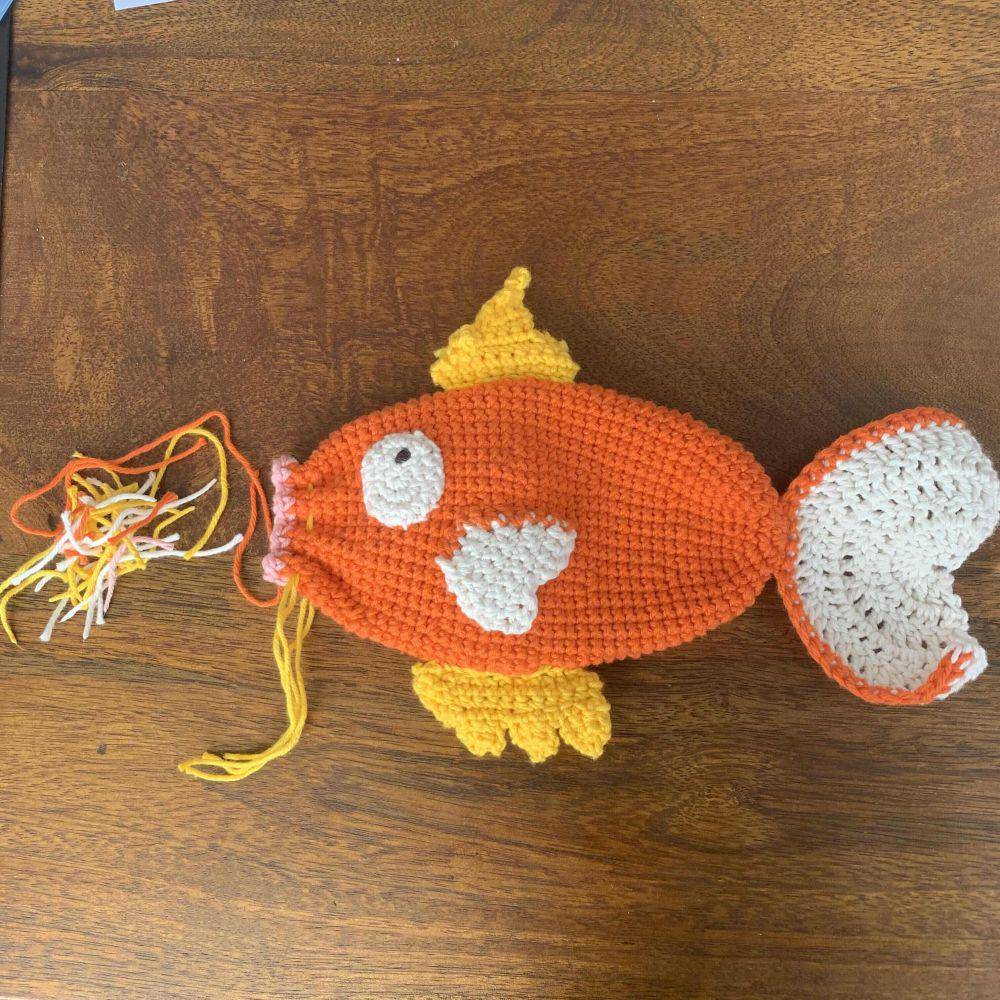 potret rajutan tangan desain Magikarp (reddit.com/user/whoopsforgotmy)
