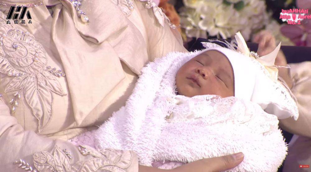 potret Azzura anak kedua Atta dan Aurel (YouTube.com/AH)