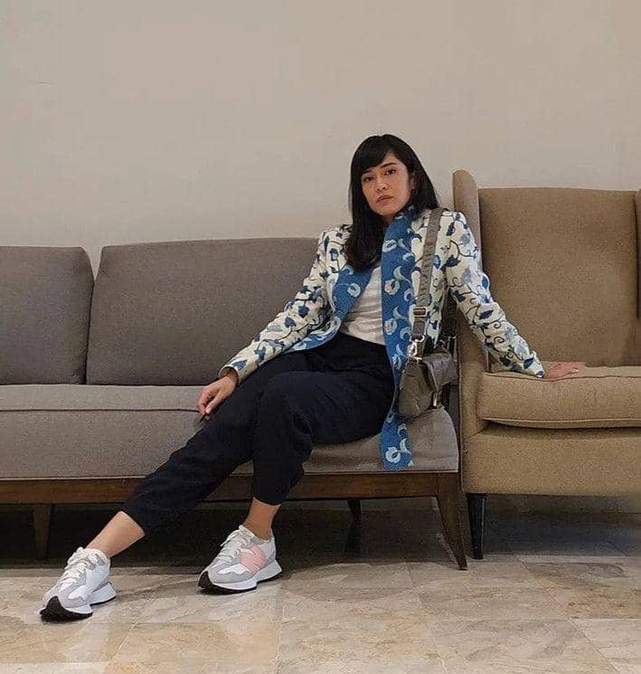 gaya Dian Sastrowardoyo pakai busana etnik modern (instagram.com/therealdisastr)