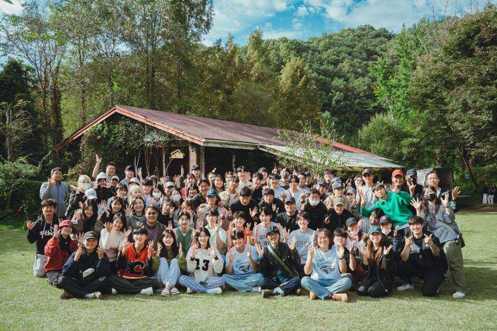 potret kru dan cast di acara farewell drakor Twinkling Watermelon (instagram.com/su1023_)