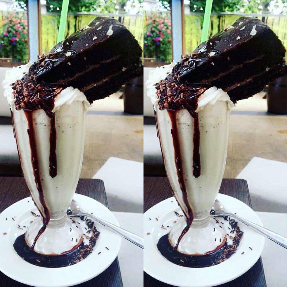 potret penyajian milkshake aneh (reddit.com/r/WeWantPlates)