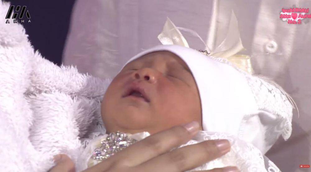 potret Azzura anak kedua Atta dan Aurel (YouTube.com/AH)