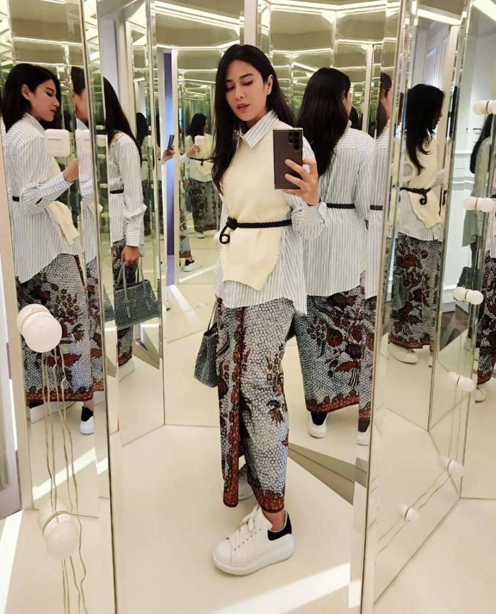 gaya Dian Sastrowardoyo pakai busana etnik modern (instagram.com/therealdisastr)