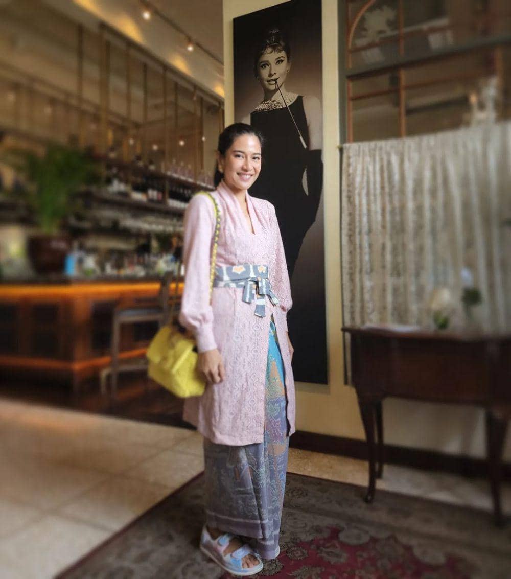 gaya Dian Sastrowardoyo pakai busana etnik modern (instagram.com/therealdisastr)