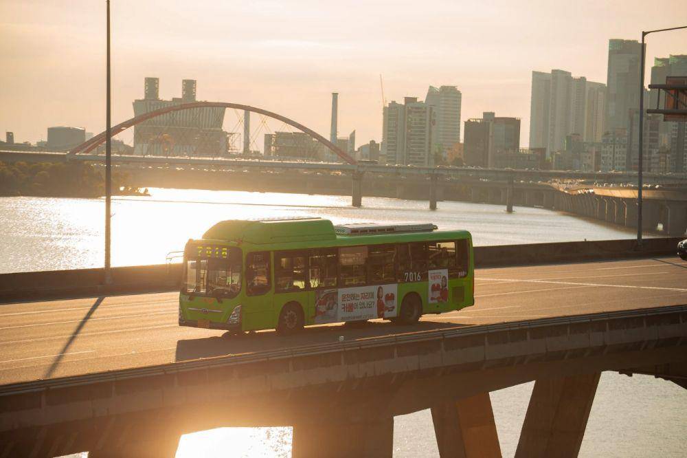 ilustrasi bus di Seoul, Korea Selatan (unsplash.com/ryoogeonuk)