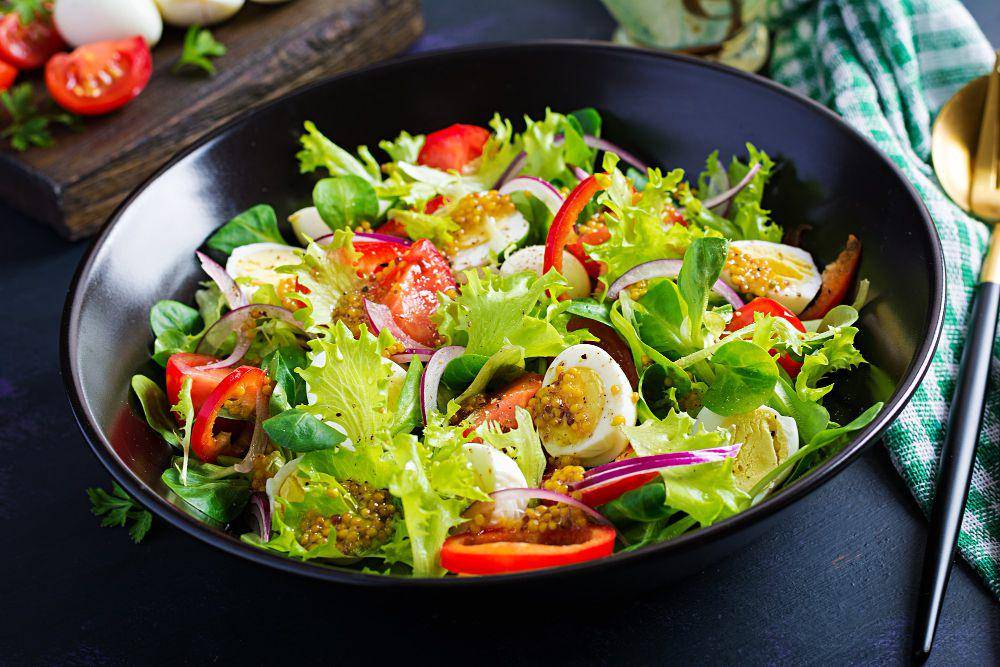 ilustrasi salad sayur (freepik.com/timolina)