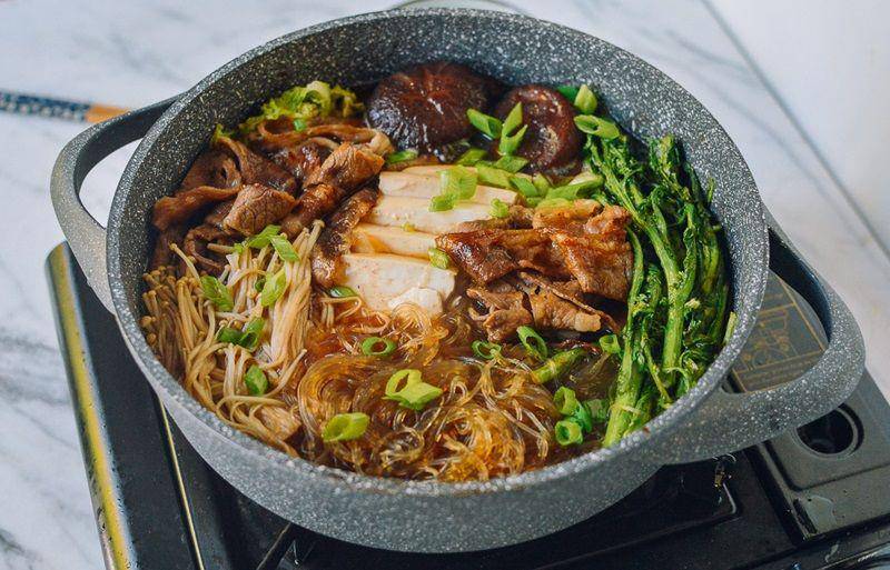 ilustrasi sukiyaki (thewoksoflife.com)