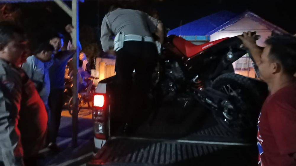 Petugas kepolisian mengevakuasi korban lakalantas dengan kereta api di Binjai (IDN Times/ istimewa)