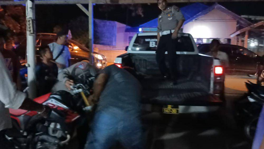Petugas kepolisian mengevakuasi korban lakalantas dengan kereta api di Binjai (IDN Times/ istimewa)