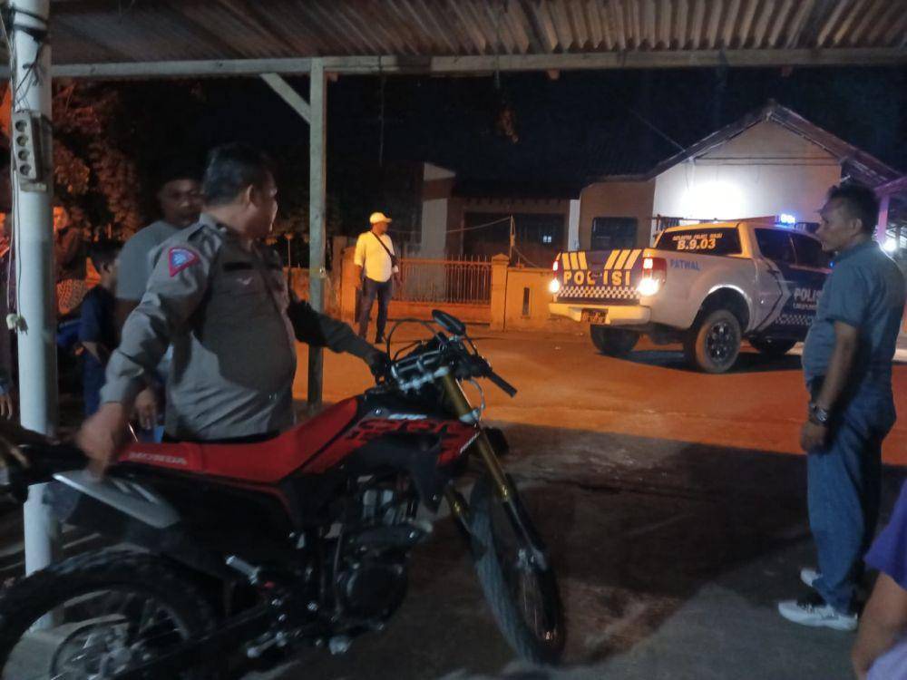 Petugas kepolisian mengevakuasi korban lakalantas dengan kereta api di Binjai (IDN Times/ istimewa)
