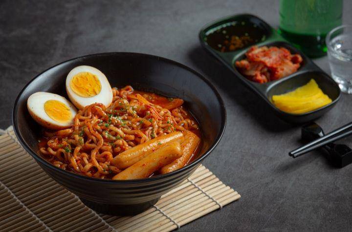 ilustrasi Tteokbokki (freepik.com/jcomp)