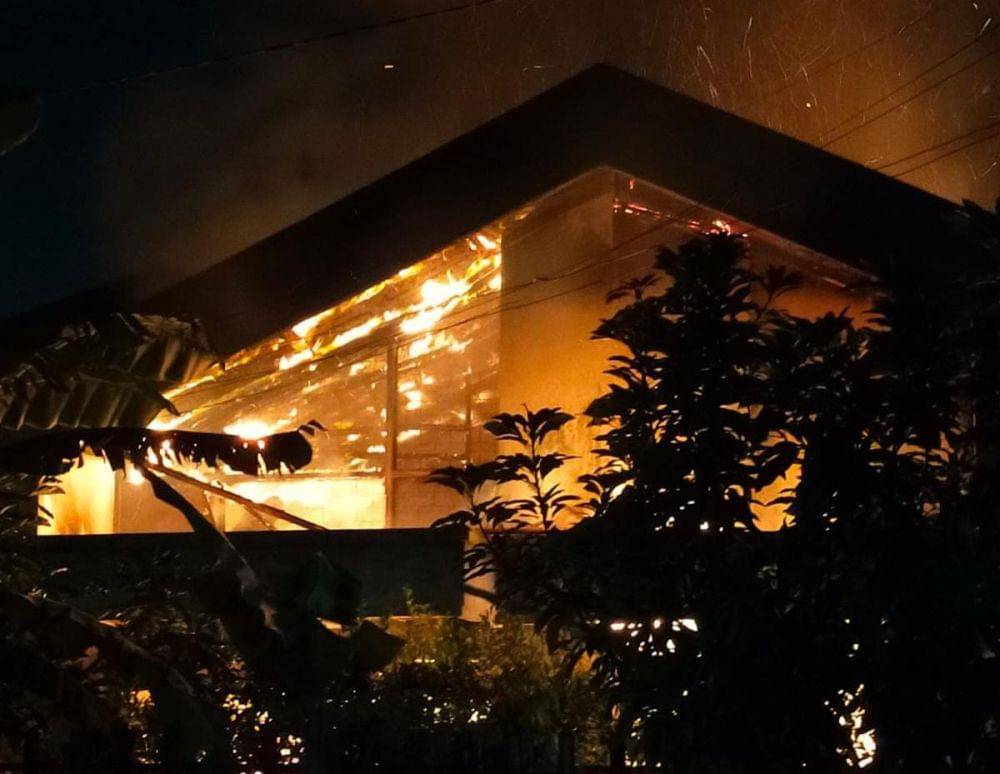 Rumah di Kertajaya Surabaya kebakaran. (dok. Command Center Surabaya)