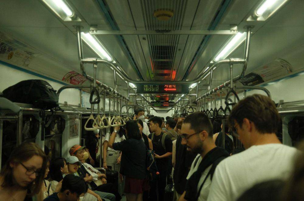 ilustrasi penumpang di Metro Seoul (unsplash.com/paulflatten)