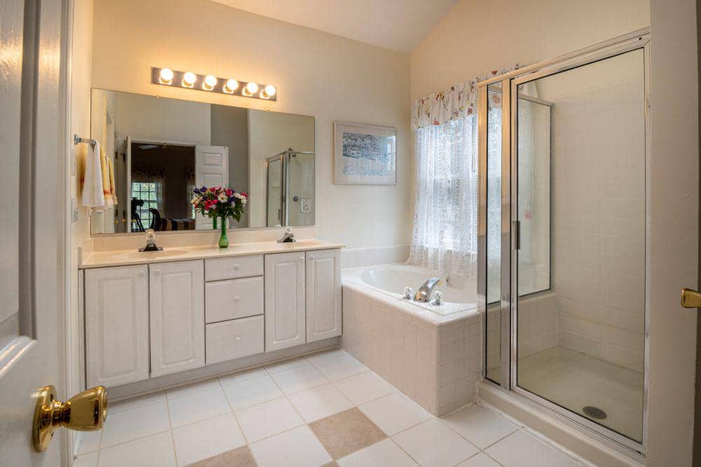 kamar mandi (pexels.com/Curtis Adams)