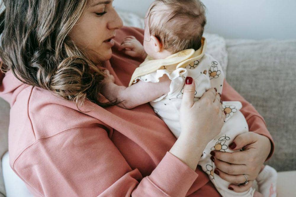 ilustrasi menggendong bayi secara tengkurap (pexels.com/Sarah Chai)