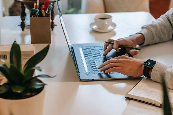 ilustrasi seseorang yang sedang menyusun penulisan meta description artikel SEO (Pexels.com/William Fortunato)