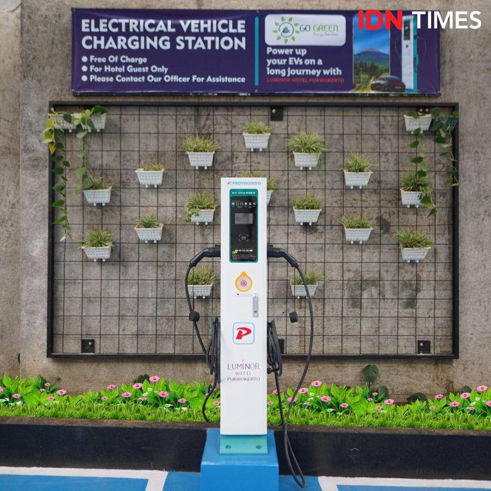Terobosan baru untuk tamu hotel dan pemilik kendaraan listrik dengan menyediakan Electric Vehicle Charging Station, Selasa (14/11/2023).(IDN Times/Sutrisno).