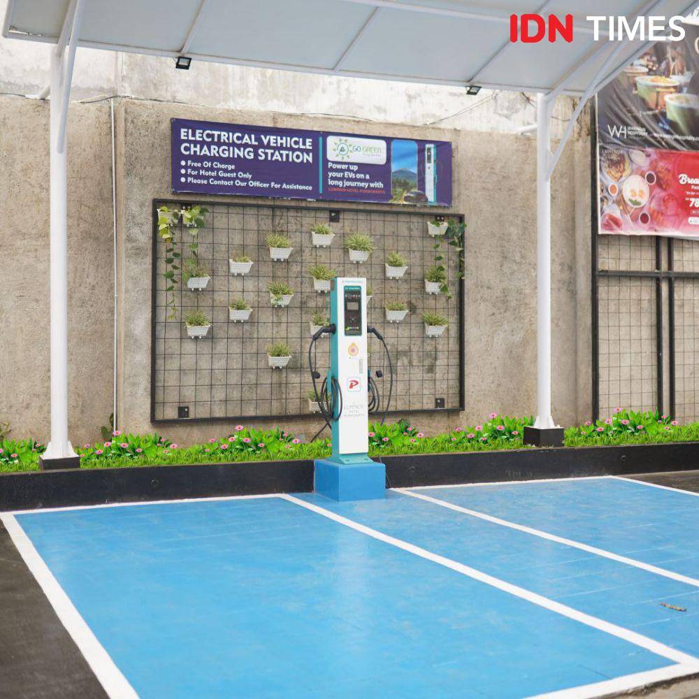 Keberadaan EV Charging Station di Luminor Hotel Purwokerto, Selasa (14/11/2023).(IDN Times/Sutrisno).