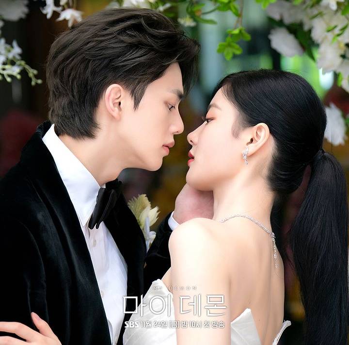 Song Kang sebagai Jung Gu Won dan Kim Yoo Jung sebagai Do Do Hee di drakor My Demon (instagram.com/sbsdrama.offcial)