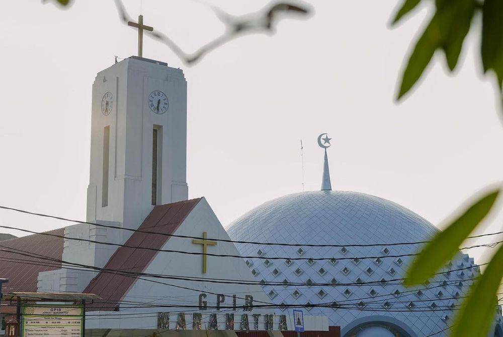 Masjid Agung Kubah Timah berdekatan dengan rumah ibadah lain (instagram.com/monicahaprinda)