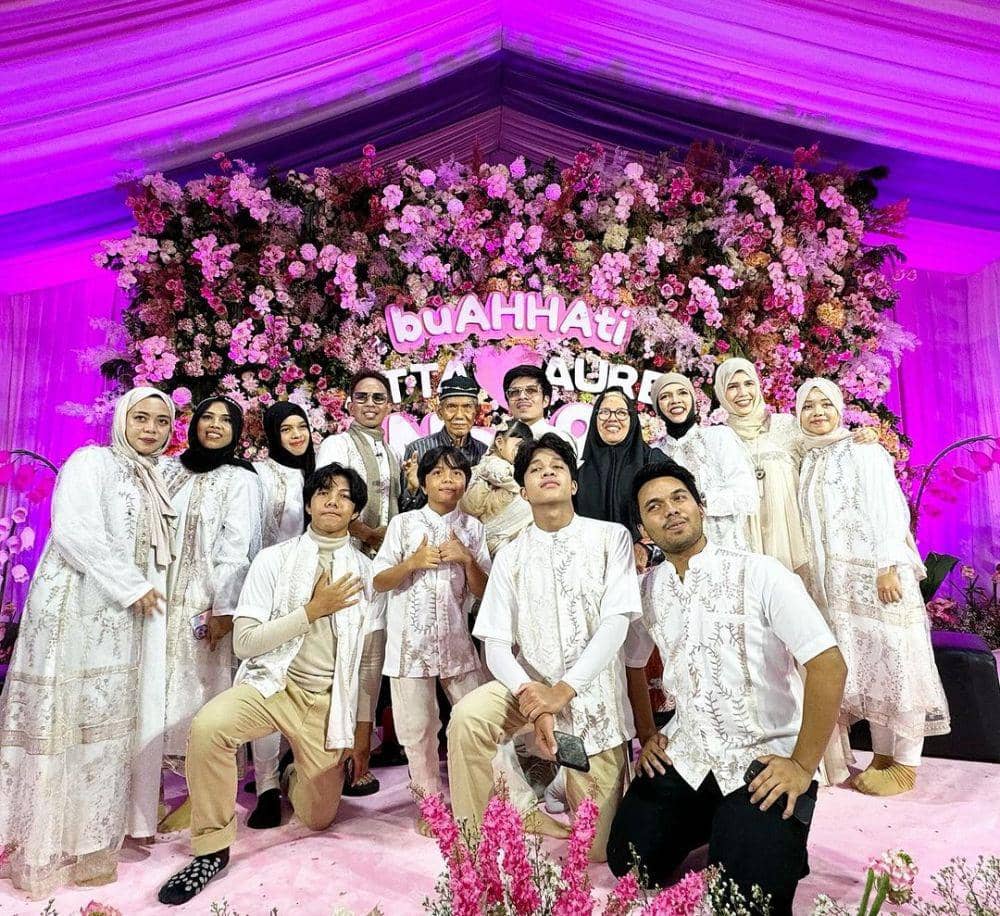 Gaya keluarga Aurel-Atta. (instagram.com/genifaruk)