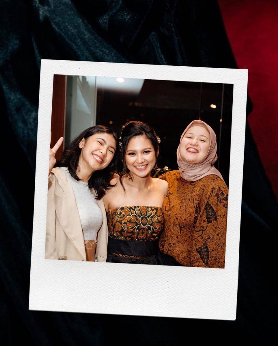 potret Indah Permatasari di gala premiere film srimulat (instagram.com/indahpermatas)