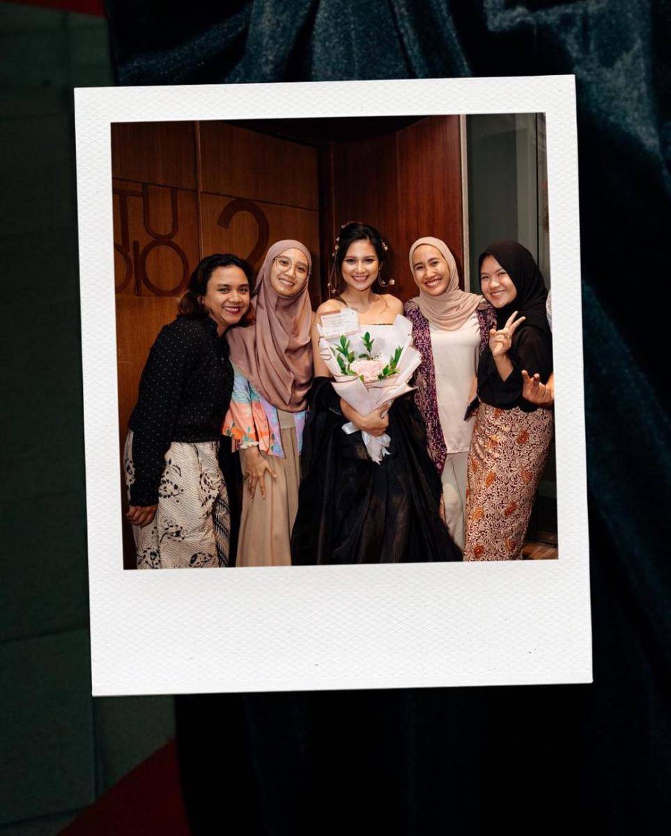 potret Indah Permatasari di gala premiere film srimulat (instagram.com/indahpermatas)