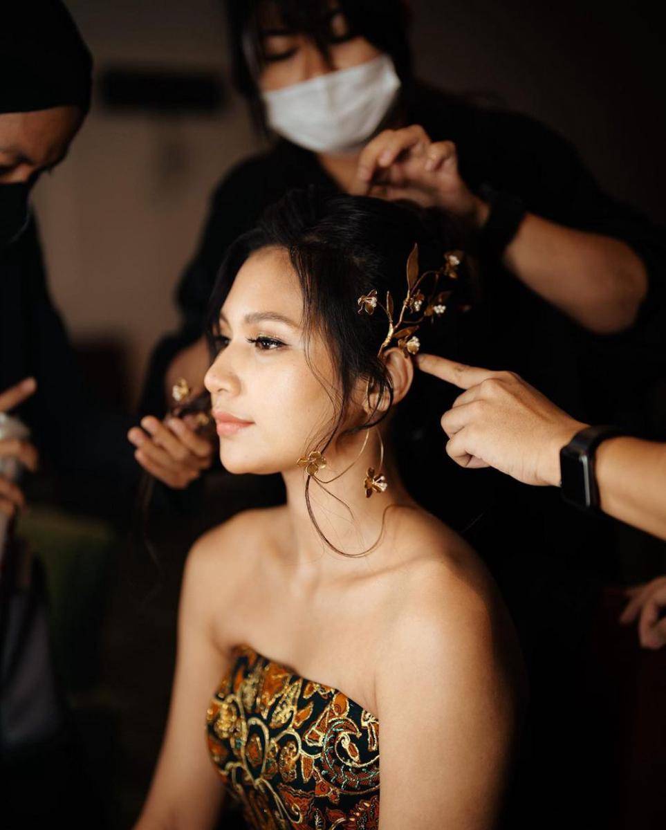 potret Indah Permatasari di gala premiere film srimulat (instagram.com/indahpermatas)