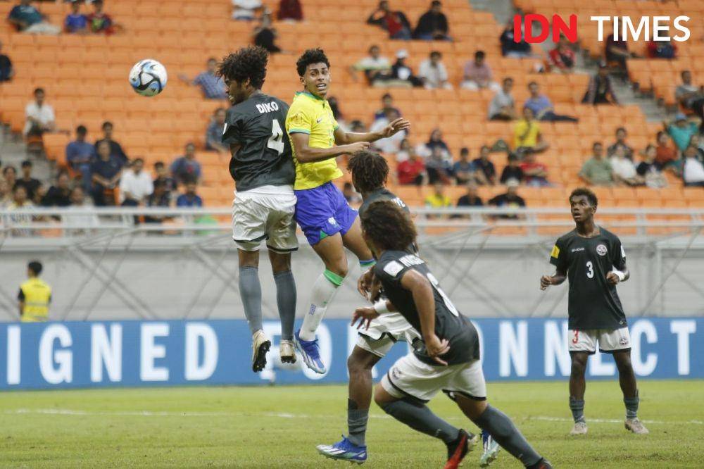 Laga Brasil versus Kaledonia di Piala Dunia U-17. (IDN Times/Doni Hermawan)