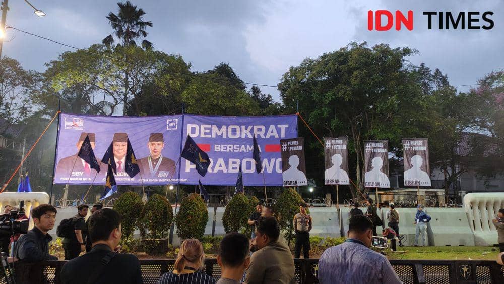 Spanduk dukungan capres dan cawapres dari Koalisi Indonesia Maju, Prabowo Subianto-Gibran Rakabuming, di depan Gedung KPU, Jakarta Pusat, Selasa (14/11/2023). (IDN Times/Yosafat Diva).