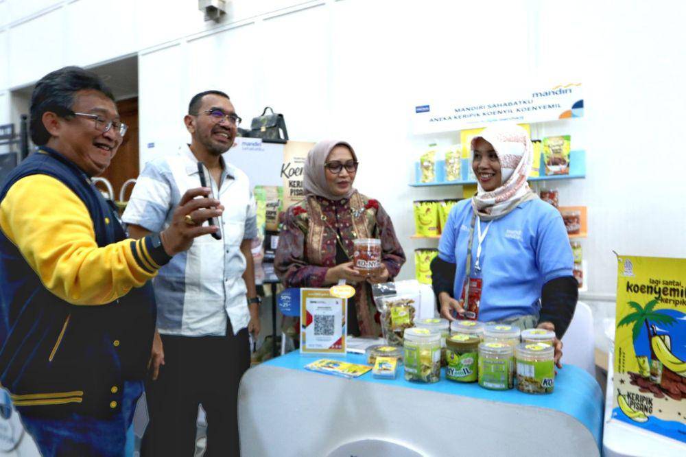 Berkolaborasi dengan PT Rintis Sejahtera (Jaringan Prima), Bank Mandiri kembali menggelar program UMKM Merah Putih 2023 bertajuk “Accelerate Growth Through Digital Innovation” yang berfokus pada peningkatan kemampuan adaptasi serta perkembangan bisnis terhadap ekosistem digital. (Dok. Bank Mandiri)