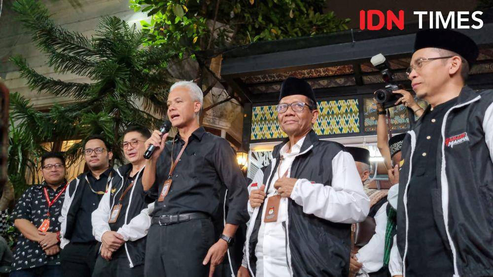 Pasangan calon presiden dan calon wakil presiden (capres-cawapres), Ganjar Pranowo dan Mahfud MD, bersiap berangkat ke kantor Komisi Pemilihan Umum (KPU) (IDN Times/Ilman Nafian)