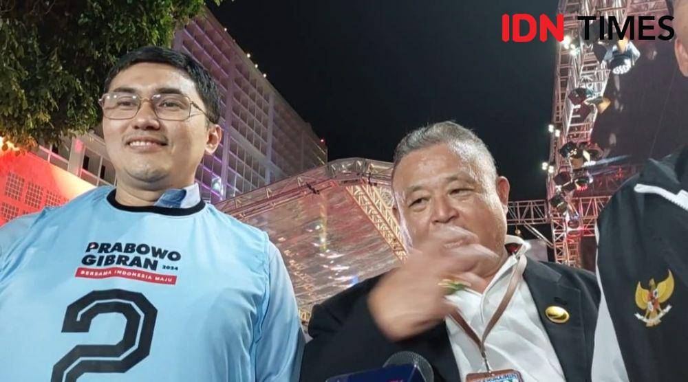 Juru bicara TKN, Herzaky Mahendra Putra (kiri) dan Sekjen NasDem, Hermawi Taslim (kanan) di gedung KPU pada Selasa, 14 November 2023. (IDN Times/Santi Dewi)