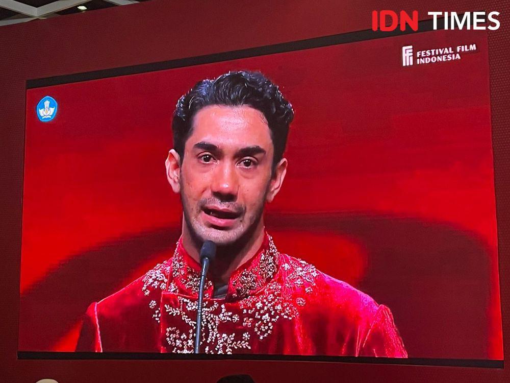 Reza Rahadian Kembali Raih Penghargaan Pemeran Utama Pria Terbaik FFI