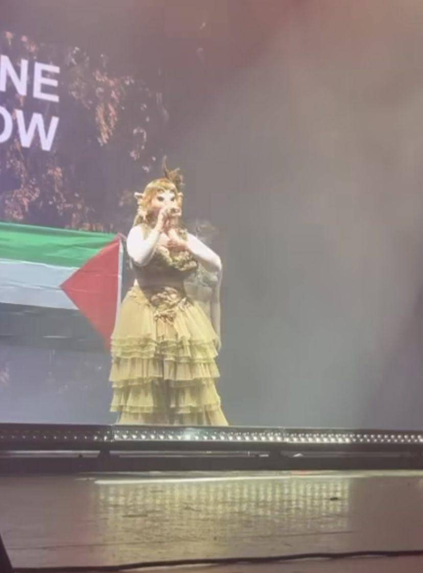 Melanie Martinez kibarkan bendera Palestina saat konser (Instagram.com/melaniessource)