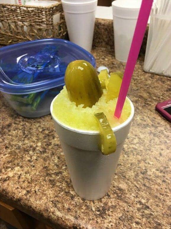 potret kombinasi nyentrik acar dengan makanan lain (reddit.com/r/s*****foodporn)