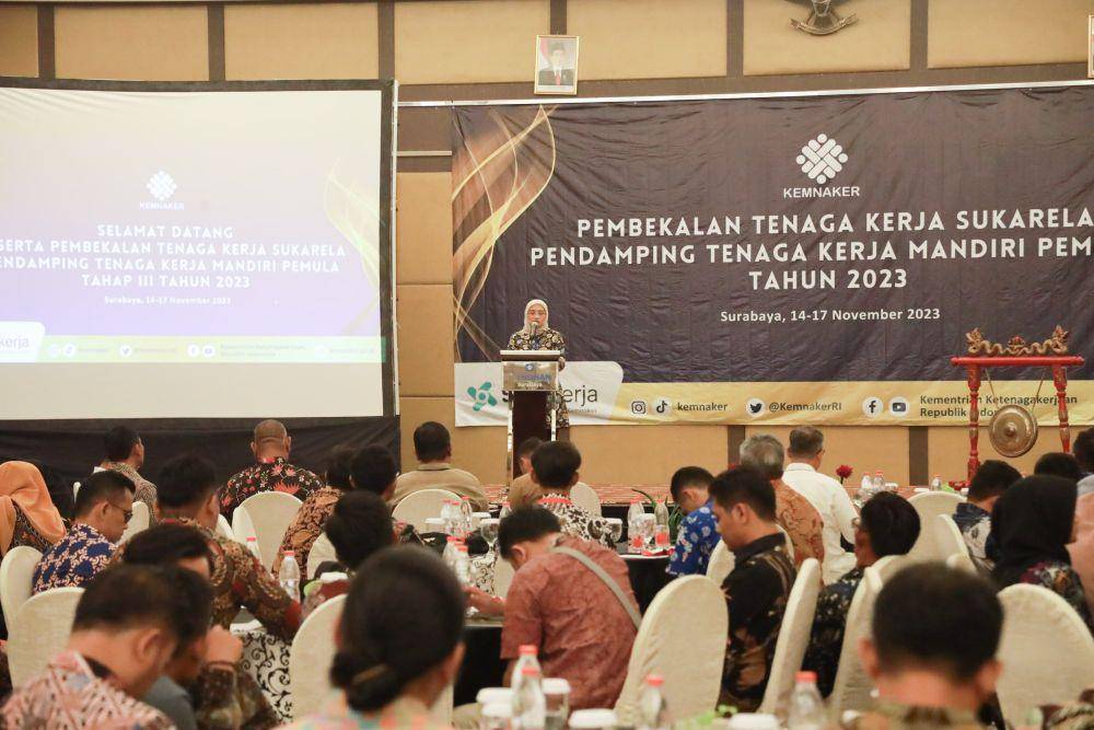 Staf Khusus (Stafsus) Menteri Ketenagakerjaan (Menaker) Titik Masudah saat memberikan pembekalan TKS pendamping TKM Pemula tahap III tahun 2023 di Surabaya, Jawa Timur, Selasa (14/11/2023). (dok. Kemnaker)