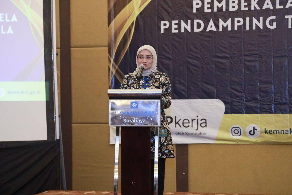 Staf Khusus (Stafsus) Menteri Ketenagakerjaan (Menaker) Titik Masudah saat memberikan pembekalan TKS pendamping TKM Pemula tahap III tahun 2023 di Surabaya, Jawa Timur, Selasa (14/11/2023). (dok. Kemnaker)