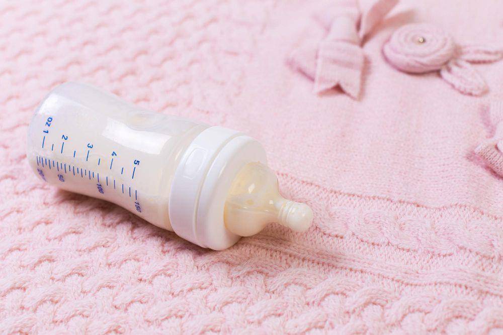 ilustrasi botol bayi (freepik.com/fabrikasimf)